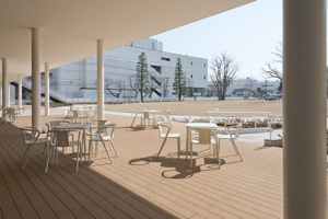 芝生広場、1Fテラス